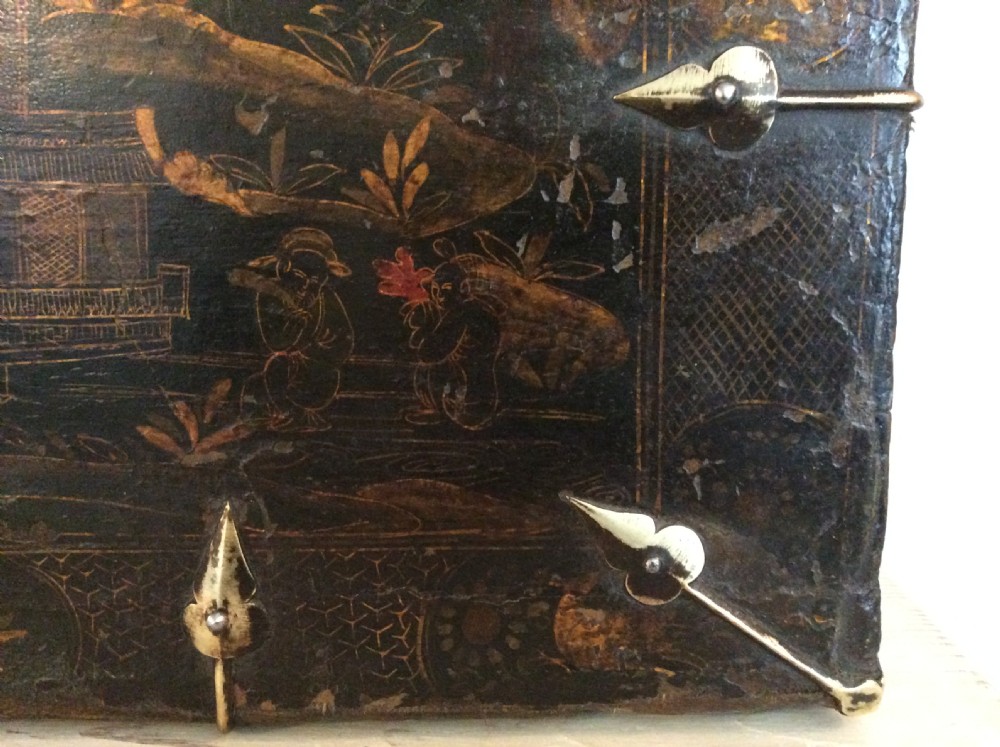 A very decorative chinoiserie trunk View V