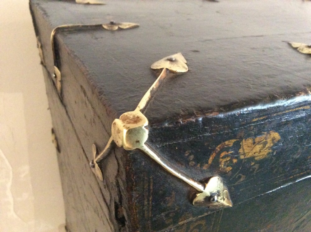 A very decorative chinoiserie trunk View VII