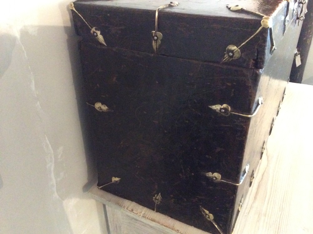 A very decorative chinoiserie trunk View X