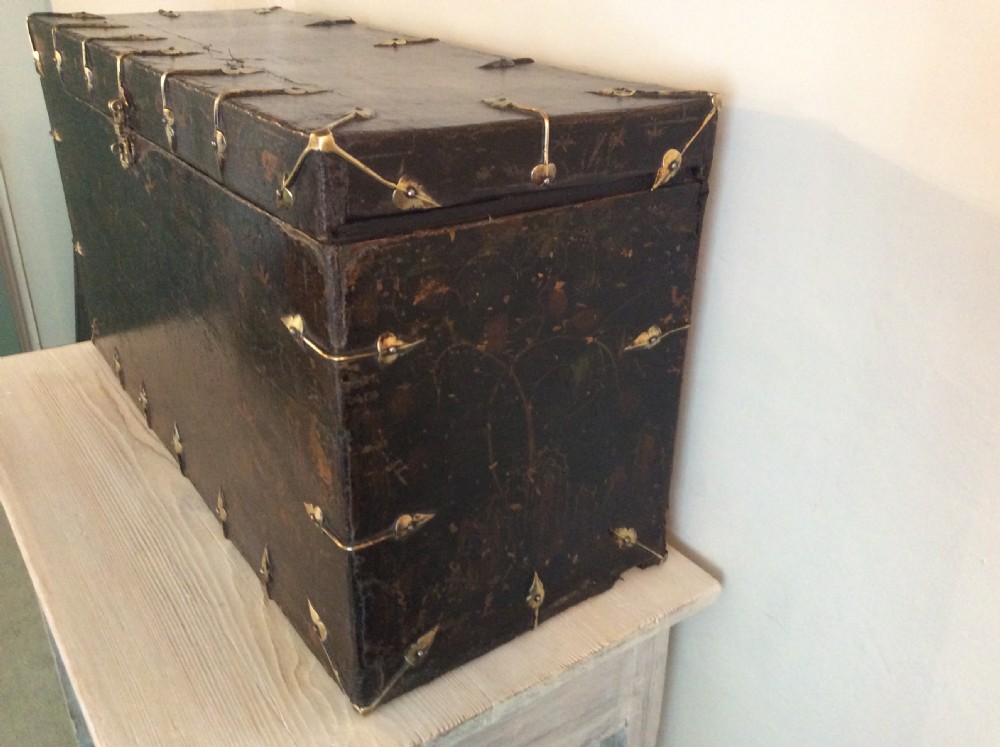 A very decorative chinoiserie trunk View XI