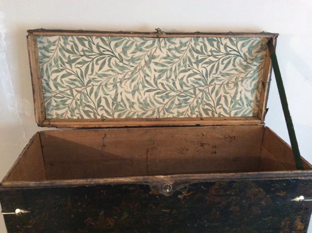 A very decorative chinoiserie trunk View XII