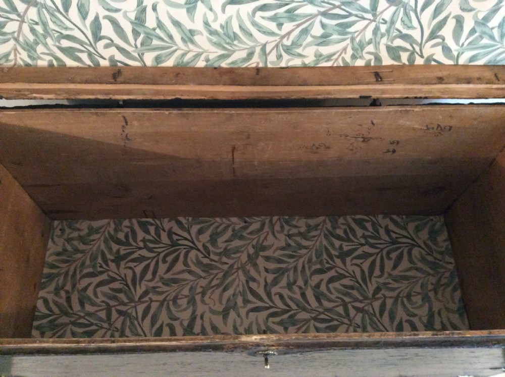 A very decorative chinoiserie trunk View XIV
