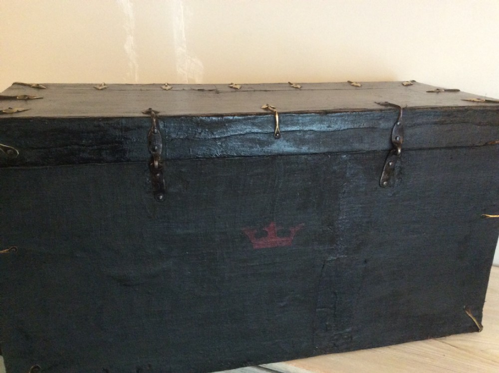 A very decorative chinoiserie trunk View XV