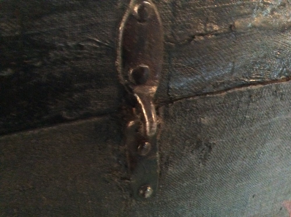 A very decorative chinoiserie trunk View XVI