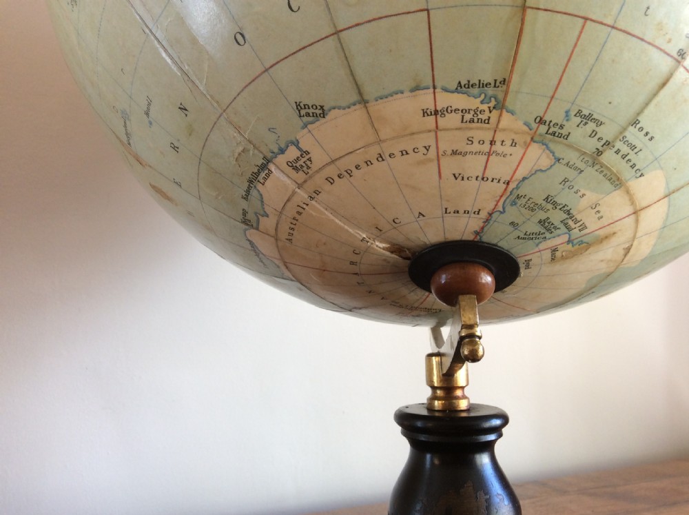 A 1930's Philips globe View VIII