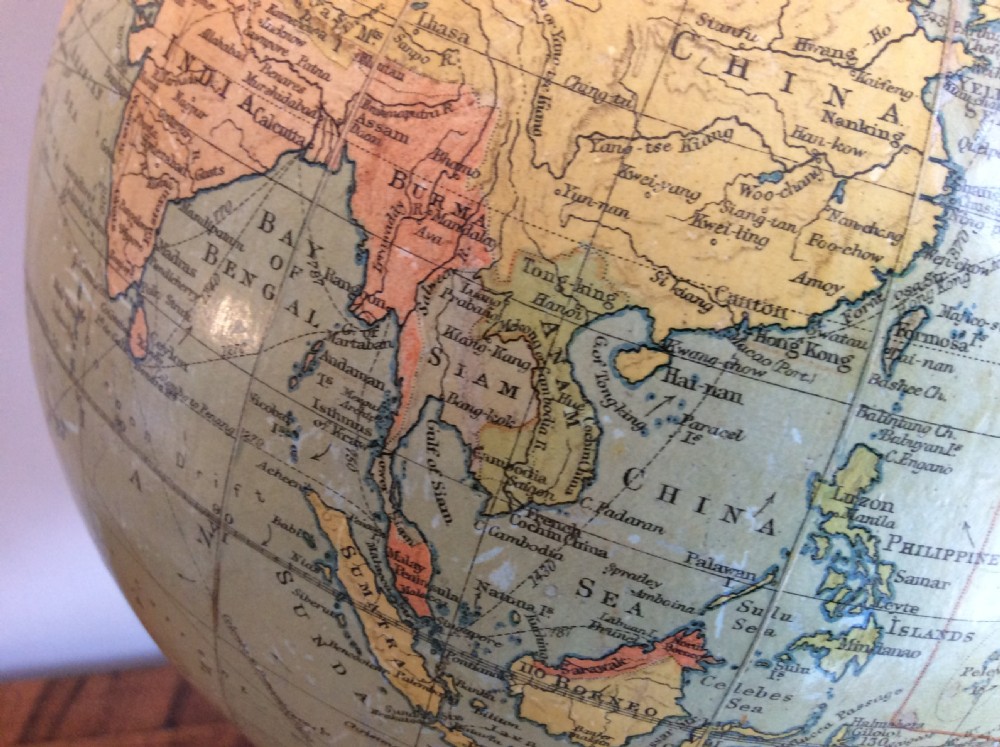 A 9'' Philips terrestrial globe View IV