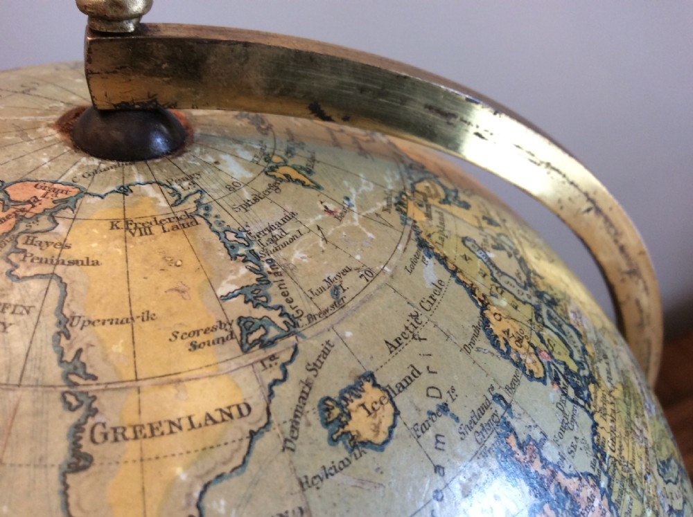 A 9'' Philips terrestrial globe View X