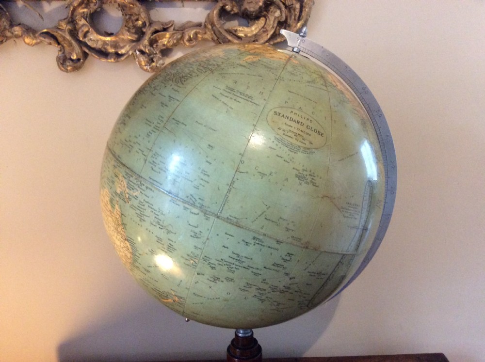 A 1930's Philips standard globe View IV