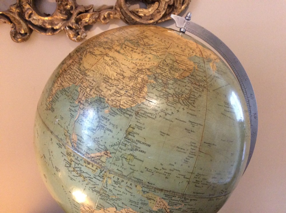 A 1930's Philips standard globe View V
