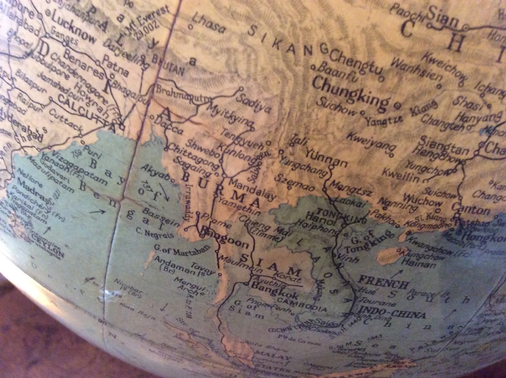 A 1930's Philips standard globe View X
