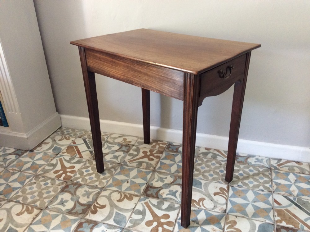 A Georgian mahogany lamp side table