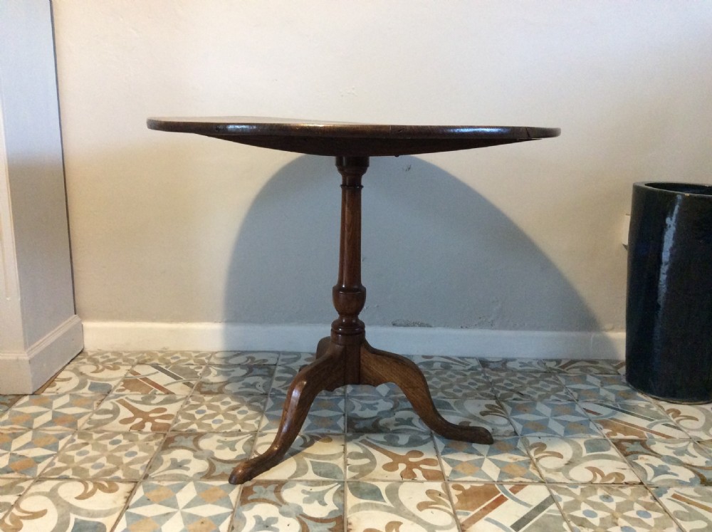 A Georgian oak and elm tilt top tripod table