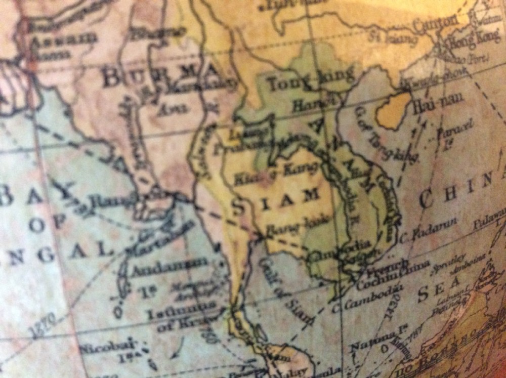 A 1930's Philips 8 inch Globe View IX