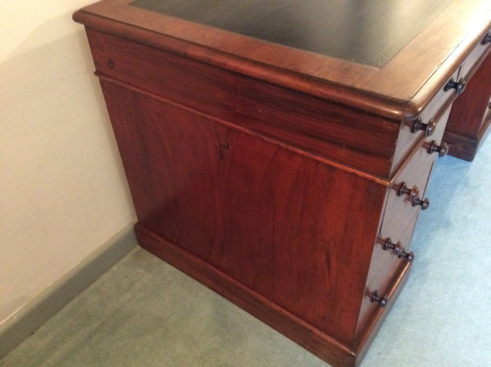 A Victorian (135 cm wide) pedestal desk View X