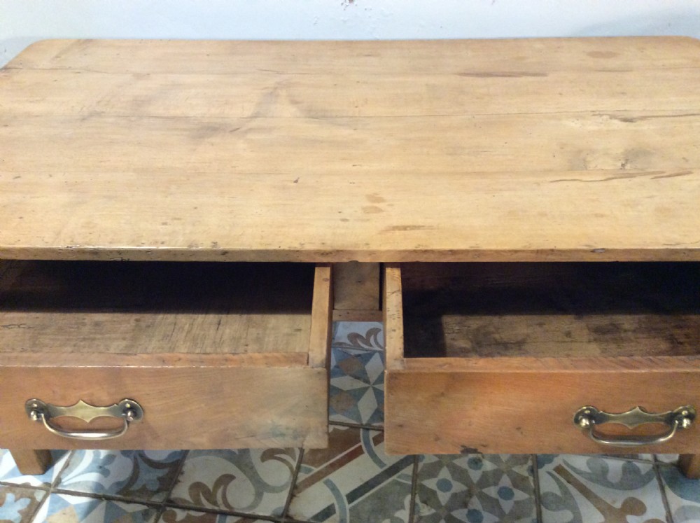 A French farmhouse coffee table View V