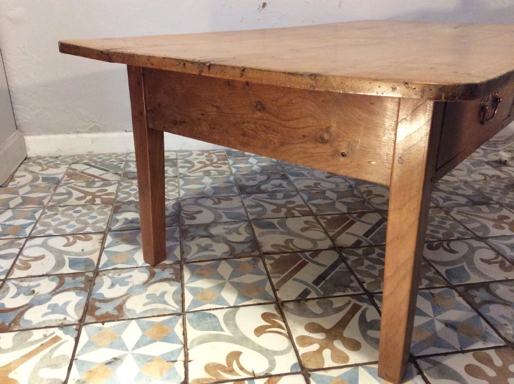 A French farmhouse coffee table View VIII