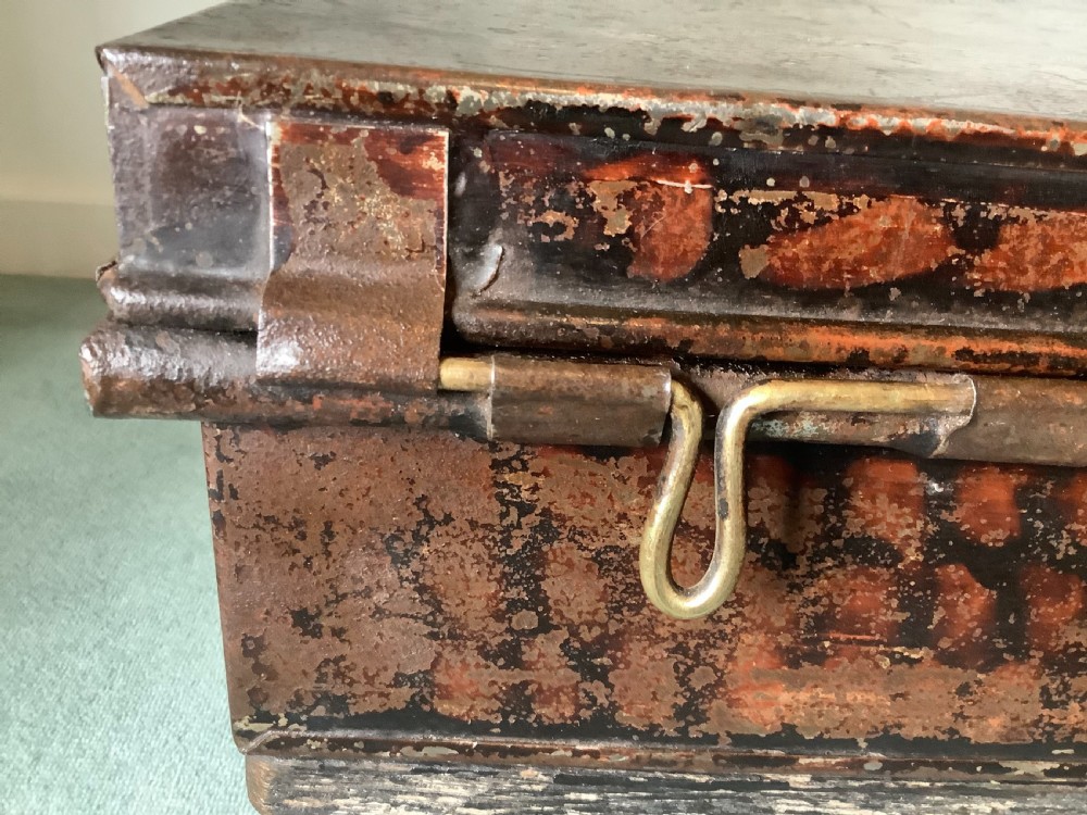 A low military campaign  trunk View VIII