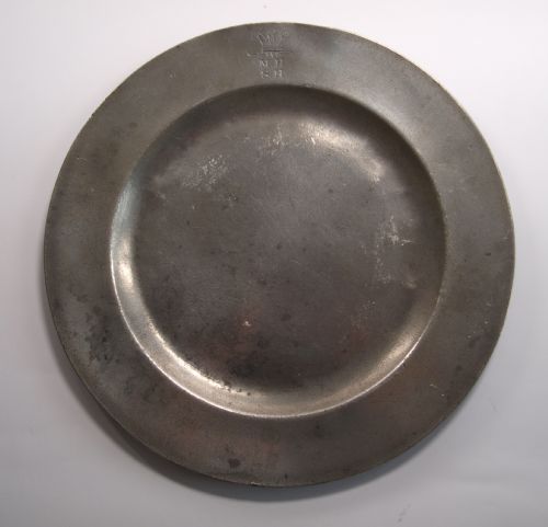 antique english pewter plain rim plate by watts harton of london 18361863 - CATEGORY: ANTIQUE PLATES - DATED 1850