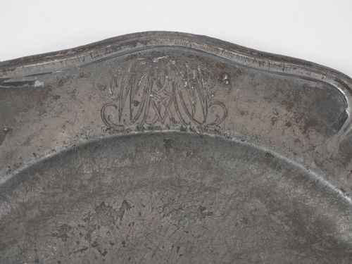 ANTIQUE ENGLISH PEWTER 9 34 INCH WAVY EDGE PLATE BY THOMAS CHAMBERLAIN 17321775 - ADDITIONAL PHOTO 1
