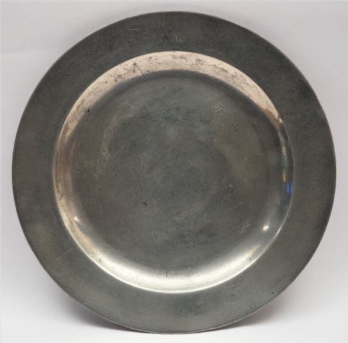 antique english pewter 9in plain rim plate by hugh masham 16811728 - CATEGORY: ANTIQUE METAL - DATED 1700