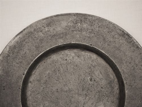 A LARGE CHARLES II PEWTER 22IN BROAD RIM CHARGER CIRCA 166080 - ADDITIONAL PHOTO 1