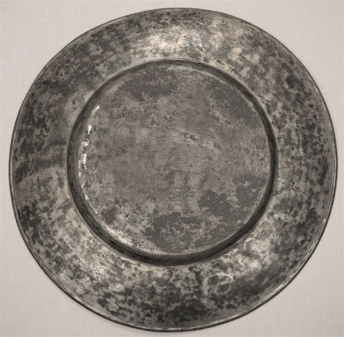 A LARGE CHARLES II PEWTER 22IN BROAD RIM CHARGER CIRCA 166080 - ADDITIONAL PHOTO 2