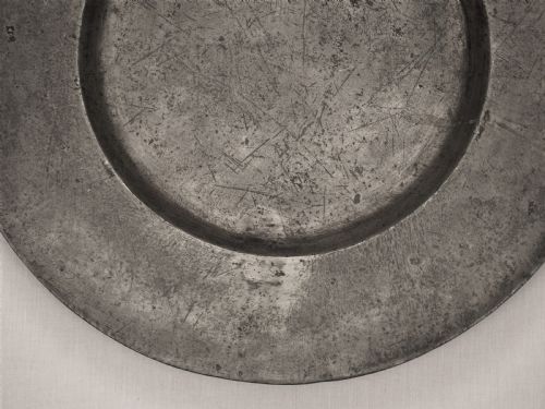 A LARGE CHARLES II PEWTER 22IN BROAD RIM CHARGER CIRCA 166080 - ADDITIONAL PHOTO 3