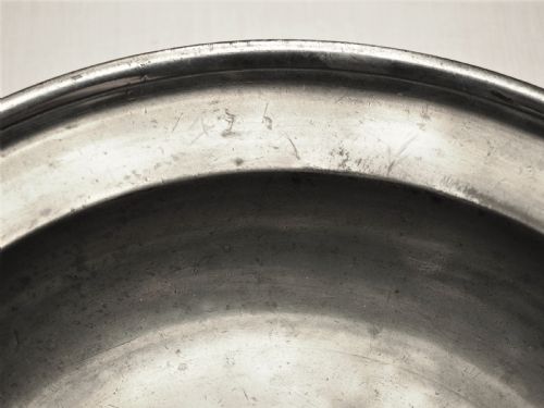 ANTIQUE SCOTTISH PEWTER SINGLE REEDED 14 INCH DEEP WELLED DISH CIRCA 1720 - ADDITIONAL PHOTO 5