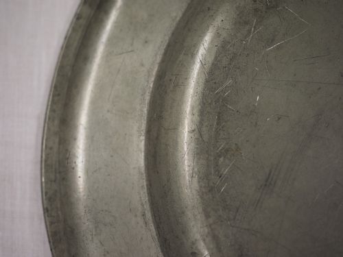 GEORGE II PEWTER PLATE WITH GADROONED EDGE BY JOHN CARPENTER LONDON CIRCA 1740 - ADDITIONAL PHOTO 6