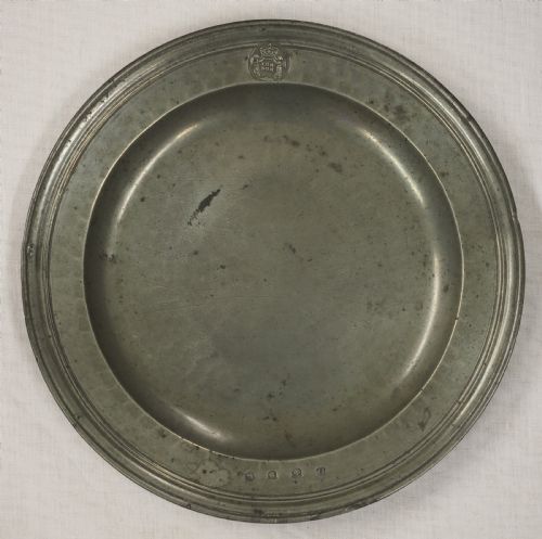 william mary triple reeded plate hammered all over thomas powell circa 1690 - CATEGORY: ANTIQUE METAL - DATED BEFORE 1700