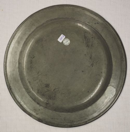 WILLIAM MARY TRIPLE REEDED PLATE HAMMERED ALL OVER THOMAS POWELL CIRCA 1690 - ADDITIONAL PHOTO 1