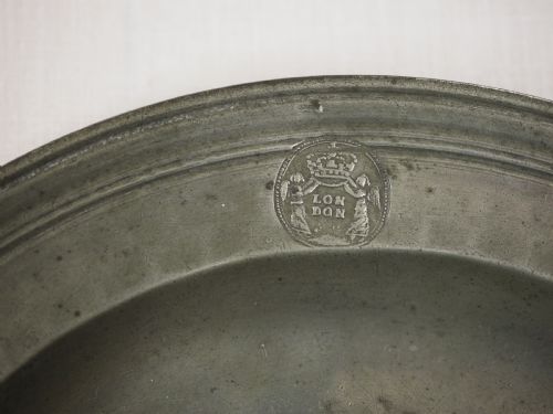 WILLIAM MARY TRIPLE REEDED PLATE HAMMERED ALL OVER THOMAS POWELL CIRCA 1690 - ADDITIONAL PHOTO 2