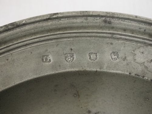 WILLIAM MARY TRIPLE REEDED PLATE HAMMERED ALL OVER THOMAS POWELL CIRCA 1690 - ADDITIONAL PHOTO 3