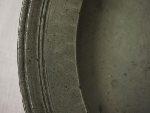 WILLIAM MARY TRIPLE REEDED PLATE HAMMERED ALL OVER THOMAS POWELL CIRCA 1690 - ADDITIONAL PHOTO 4