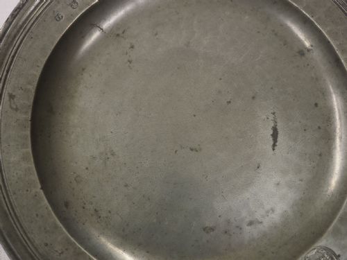 WILLIAM MARY TRIPLE REEDED PLATE HAMMERED ALL OVER THOMAS POWELL CIRCA 1690 - ADDITIONAL PHOTO 5