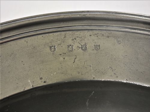 ANTIQUE ENGLISH PEWTER 20IN MULTIPLE REEDED CHARGER BY JOHN BARLOW 1698 1744 - ADDITIONAL PHOTO 2