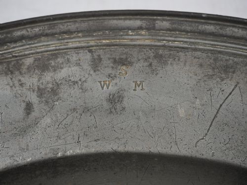 ANTIQUE ENGLISH PEWTER 23 34IN MULTIPLE REEDED CHARGER BY HENRY WIGGIN 1679 1694 - ADDITIONAL PHOTO 3