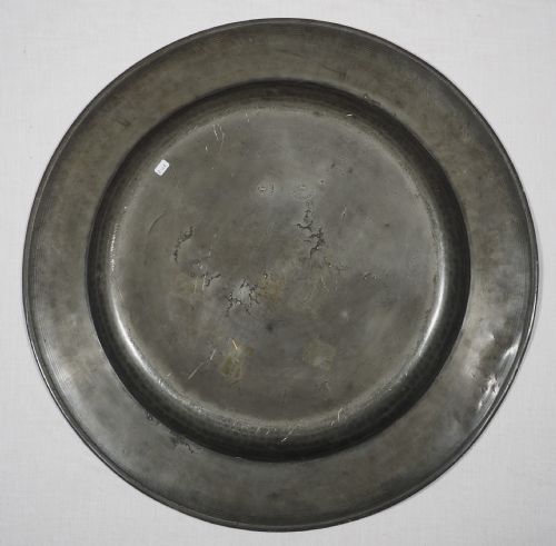 ANTIQUE ENGLISH PEWTER 20IN TRIPLE REEDED CHARGER BY NEHEMIAH CLOUDESLEY CIRCA 1690 - ADDITIONAL PHOTO 3