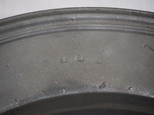 ANTIQUE ENGLISH PEWTER 16 12 IN MULTIPLE REEDED DISH BY EDWARD LEAPIDGE I 1699 1728 - ADDITIONAL PHOTO 3