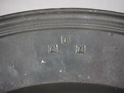 ANTIQUE ENGLISH PEWTER 16 12 IN MULTIPLE REEDED DISH BY EDWARD LEAPIDGE I 1699 1728 - ADDITIONAL PHOTO 4
