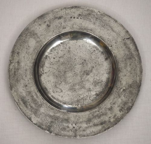 charles ii pewter 1825in broad rim charger by thomas dickinson circa 1670 - CATEGORY: ANTIQUE METAL - DATED BEFORE 1700