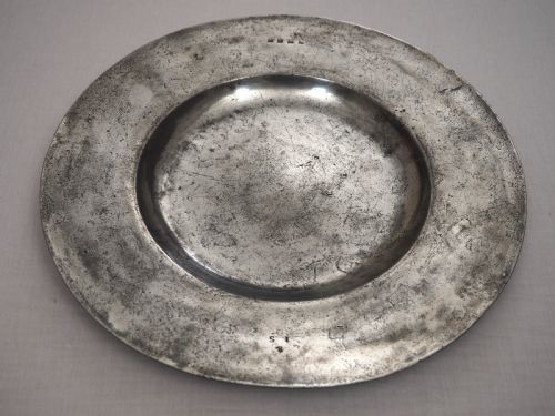 CHARLES II PEWTER 1825IN BROAD RIM CHARGER BY THOMAS DICKINSON CIRCA 1670 - ADDITIONAL PHOTO 1