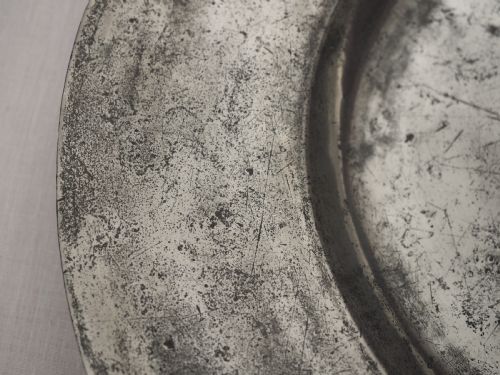 CHARLES II PEWTER 1825IN BROAD RIM CHARGER BY THOMAS DICKINSON CIRCA 1670 - ADDITIONAL PHOTO 2