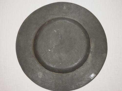 CHARLES II PEWTER 1825IN BROAD RIM CHARGER BY THOMAS DICKINSON CIRCA 1670 - ADDITIONAL PHOTO 5