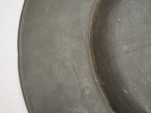 CHARLES II PEWTER 1825IN BROAD RIM CHARGER BY THOMAS DICKINSON CIRCA 1670 - ADDITIONAL PHOTO 6