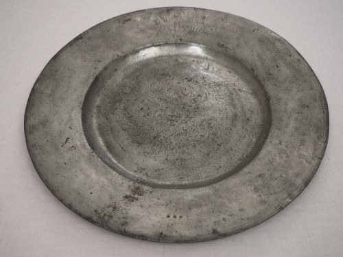 CHARLES II PEWTER 2025IN BROAD RIM CHARGER WITH SKRYMSHIRE FAMILY CREST BY LAWRENCE DYER CIRCA 1660 - ADDITIONAL PHOTO 1