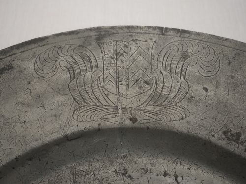 CHARLES II PEWTER 2025IN BROAD RIM CHARGER WITH SKRYMSHIRE FAMILY CREST BY LAWRENCE DYER CIRCA 1660 - ADDITIONAL PHOTO 2