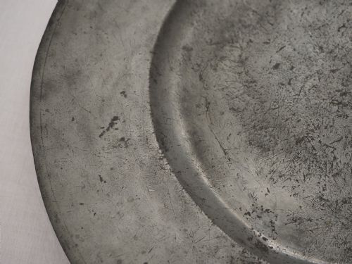 CHARLES II PEWTER 2025IN BROAD RIM CHARGER WITH SKRYMSHIRE FAMILY CREST BY LAWRENCE DYER CIRCA 1660 - ADDITIONAL PHOTO 3