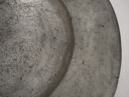 CHARLES II PEWTER 2025IN BROAD RIM CHARGER WITH SKRYMSHIRE FAMILY CREST BY LAWRENCE DYER CIRCA 1660 - ADDITIONAL PHOTO 4