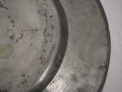 CHARLES II PEWTER 2025IN BROAD RIM CHARGER WITH SKRYMSHIRE FAMILY CREST BY LAWRENCE DYER CIRCA 1660 - ADDITIONAL PHOTO 9